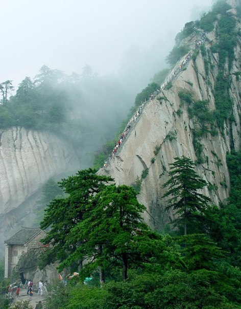 Тропа смерти" на горе Хуашань в Китае