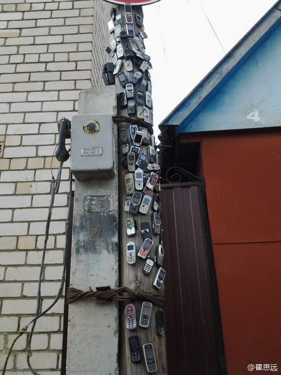 Памятник старым телефонам