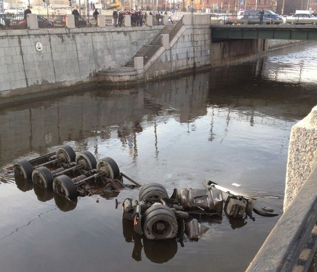 В петербургский Обводный канал упал бензовоз