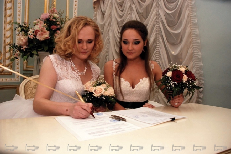 В Петербурге официально зарегистрировали брак двух девушек