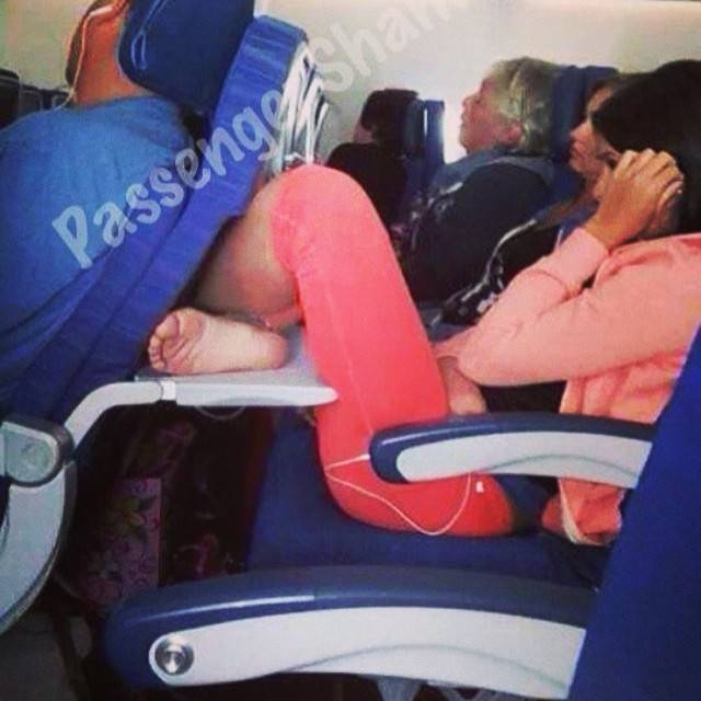 Стюардесса фотографировала самых мерзких пассажиров.
