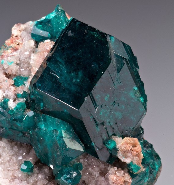 10 красивых минералов и кристалов