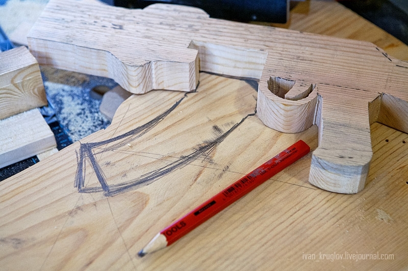 Как сделать деревянный автомат своими руками
