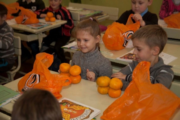 Дарио Срна. 20 тонн мандаринов донецким детям