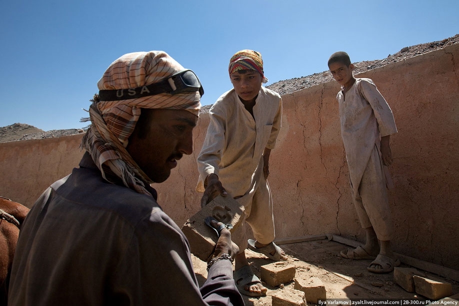 Как делают кирпичи в Афганистане