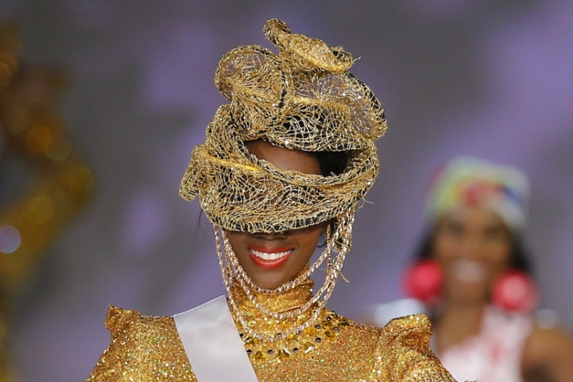Участница из Гайаны дефилирует в национальном костюме на конкурсе красоты «Miss International Beauty Pageant» в Токио