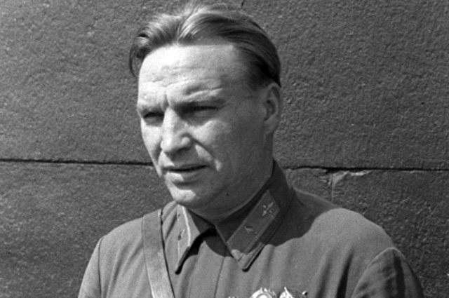 В 1965 году капитан ВВС Валентин Привалов повторил «трюк Чкалова» 