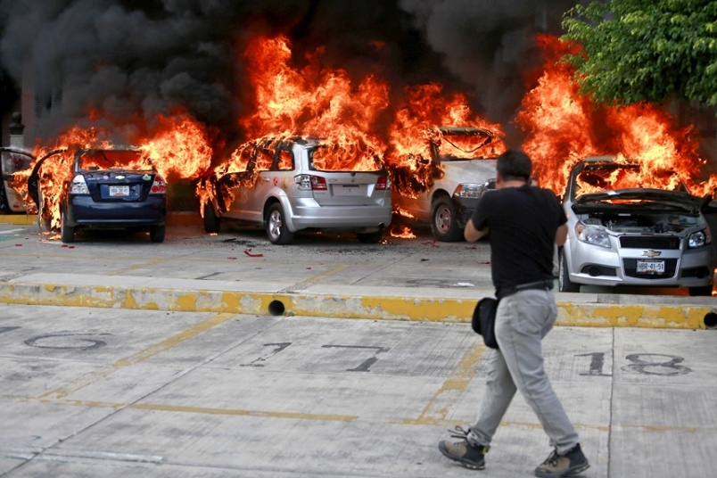 Протестующие мексиканские студенты и преподаватели подожги автомобили на стоянке Конгресса в Чильпансинго-де-лос-Браво, 