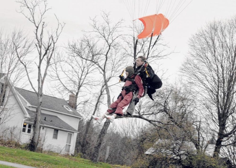 Бабушка отметила столетний юбилей прыжком с парашютом
