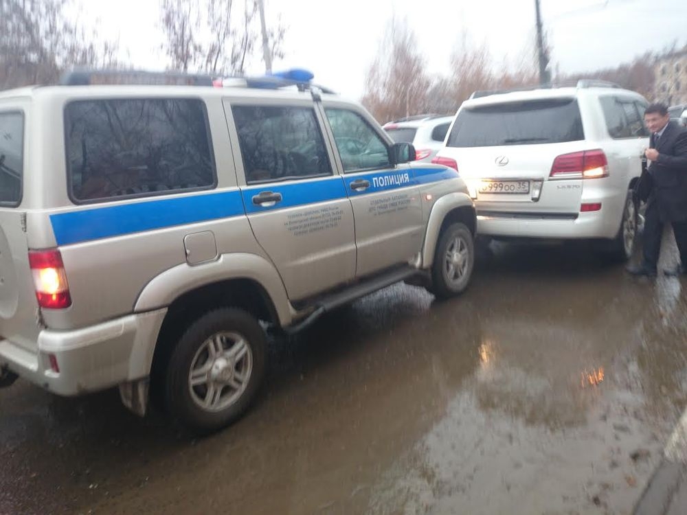 В Вологде полицейский УАЗик врезался в Лексус