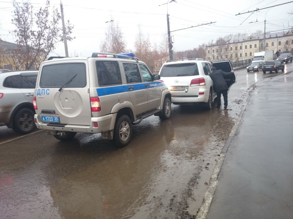 В Вологде полицейский УАЗик врезался в Лексус