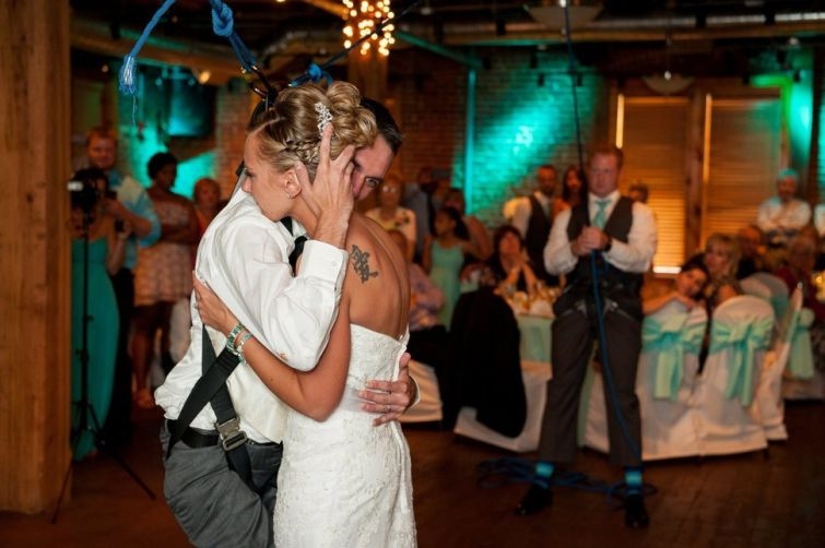 Инвалид удивил невесту, исполнив с ней свадебный танец без коляски