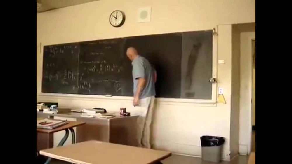 Учитель рисует идеальный круг за 1 секунду 