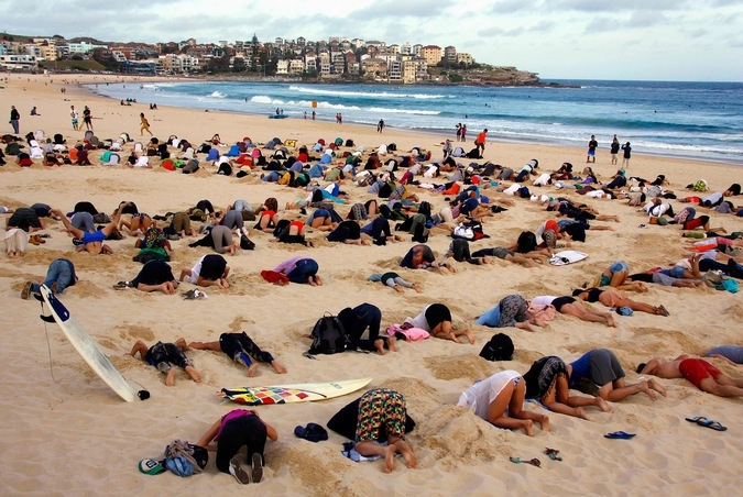 Четыреста австралийцев в знак протеста зарыли свои головы в песок