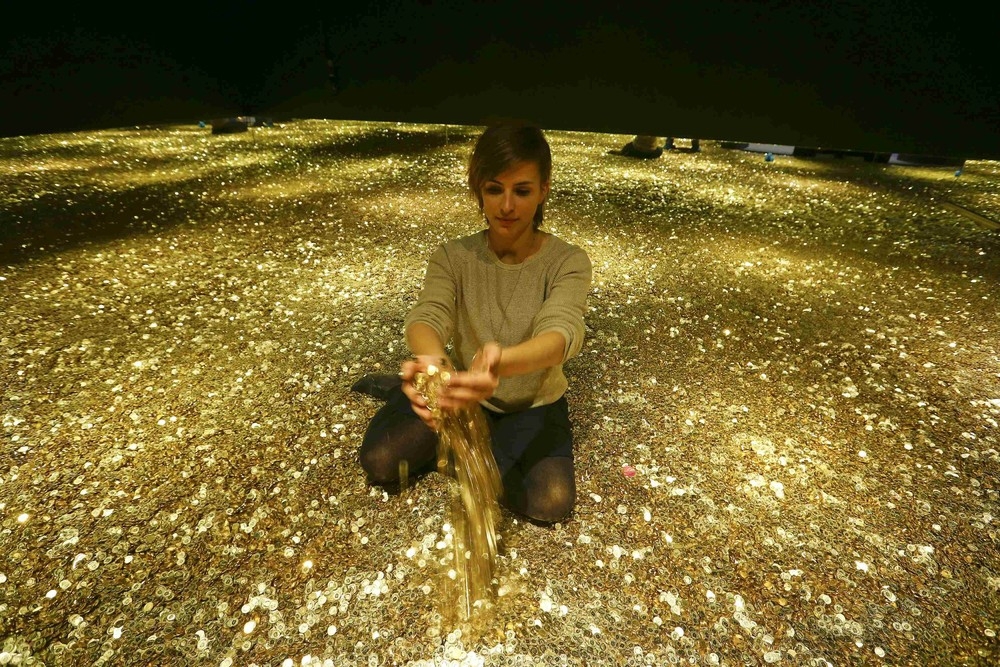В Швейцарии проходит выставка «Деньги — между добром и злом». Одна из комнат наполнена четырьмя миллионами 5- центовых м