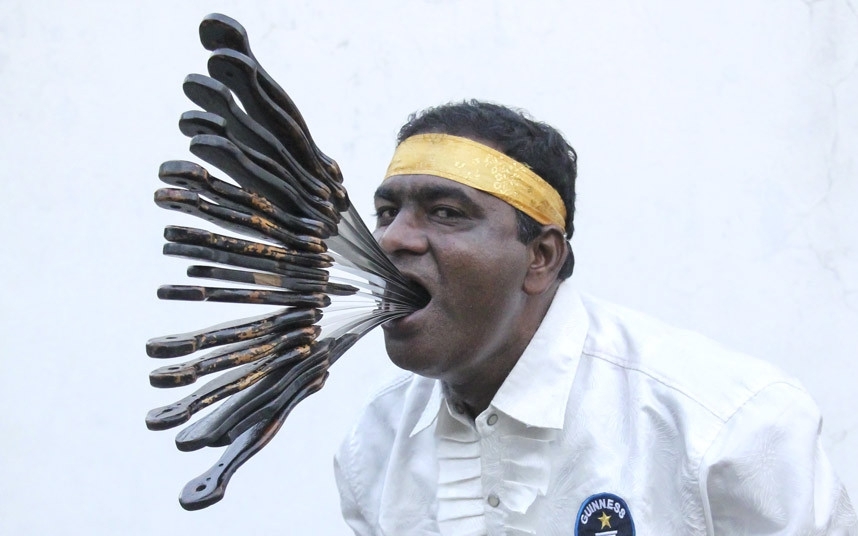 Кишан Валая Аула из Теленгана, Индия, проглотил 17 мечей - новый мировой рекорд