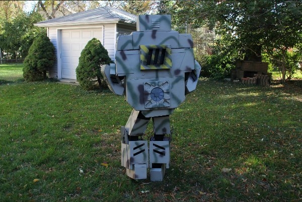 Папа сделал сыну робота титана