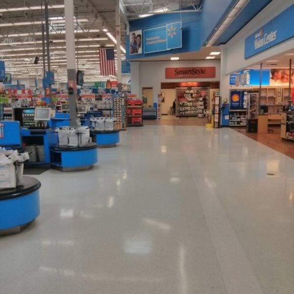  70-летняя женщина, которая находилась в Wal-Mart в течение трёх дней. 