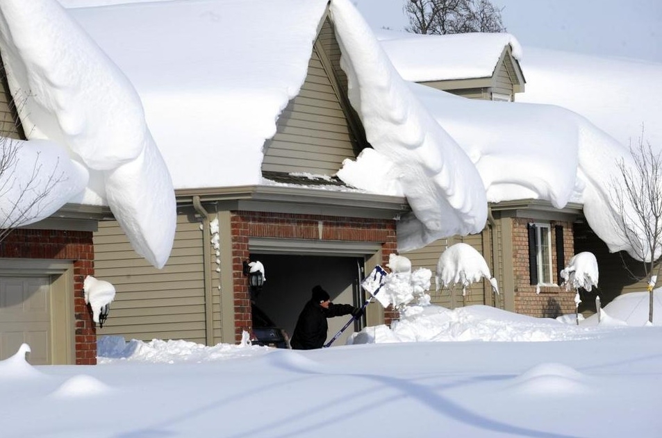 Фотографии показывают, что почти 2 метра снега ПОХОРОНИЛИ часть страны