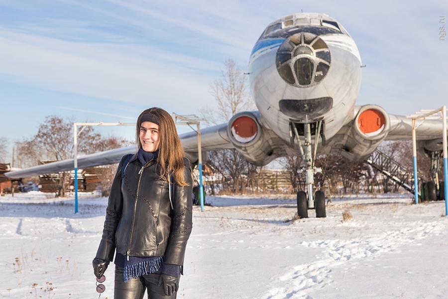 Хрупкая девушка в одиночку восстанавливает реактивный самолет Ту-104