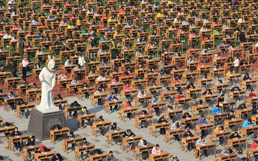 Дети сдают экзамен на спортивном поле в колледже Шэньси Саньхэ, провинция Шэньси, Китай