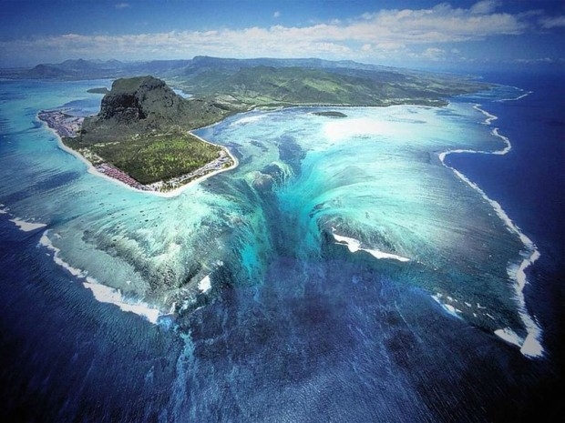 Великолепная иллюзия подводного водопада  