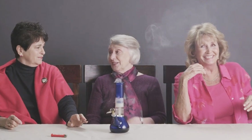 Три пожилые женщины и процесс употребления марихуаны