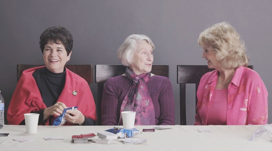 Три пожилые женщины и процесс употребления марихуаны