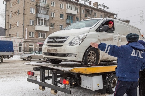 Новосибирский "паркмен" сидит в своей машине уже вторые сутки