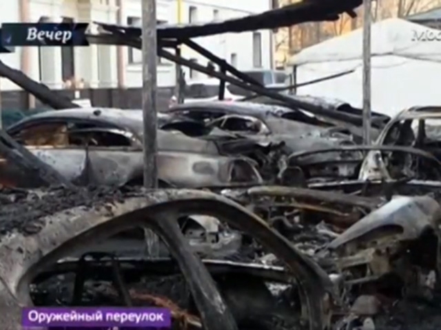 Дюжину люксовых авто на стоянке в Москве сожгли намеренно, объявило МВ