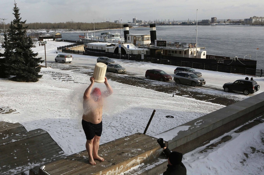 Житель Красноярска Евгений Пантелейкин облился на морозе жидким азотом. Температура выливаемой субстанции значилась в ра