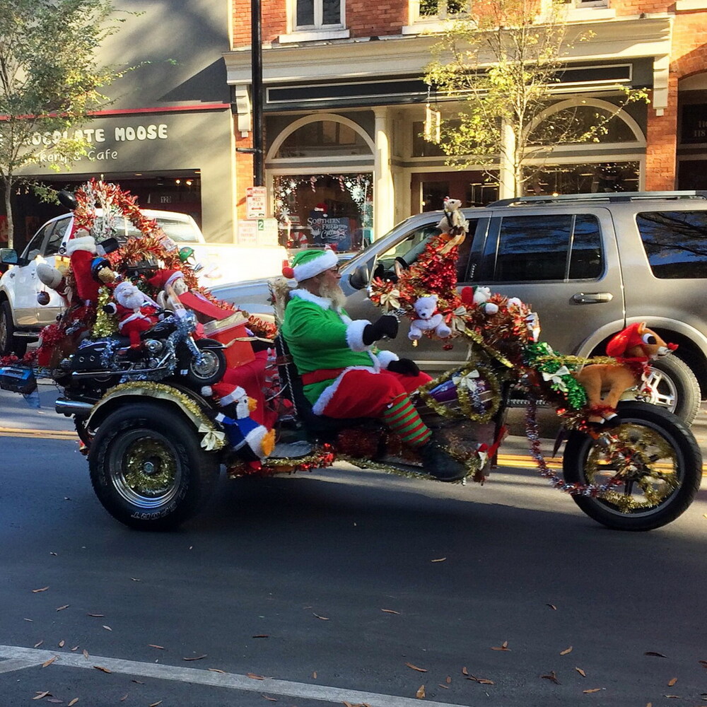 Санта теперь ездит на мотоцикле