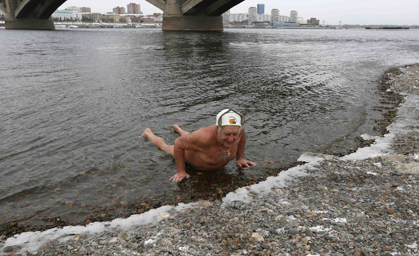 78-летний Иван Абросимов отжимается в водах реки Енисей