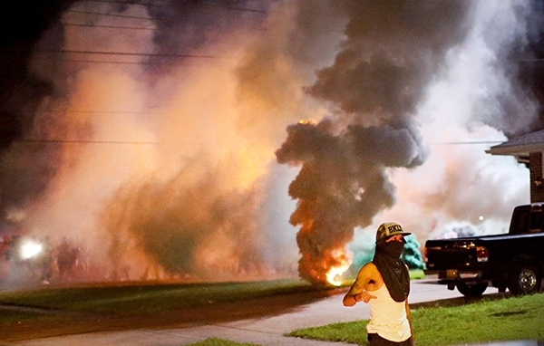 В Фергюсоне в ходе акций протеста сожжены десятки зданий