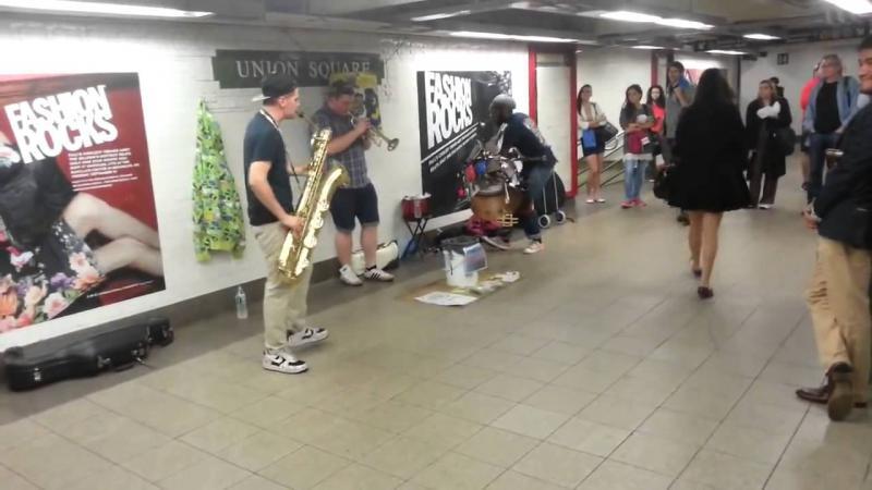 Невероятные ребята играют в нью-йоркском метро 