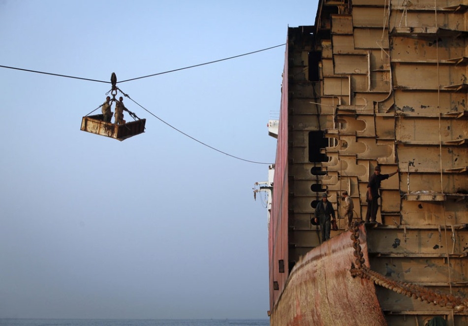 Разборка и утилизация кораблей в Азии 