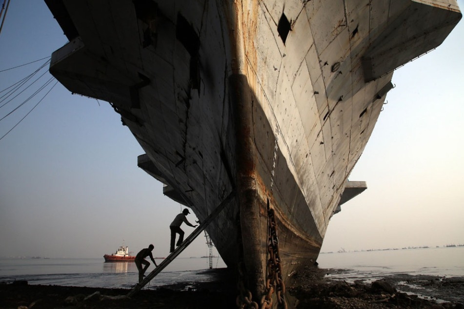 Разборка и утилизация кораблей в Азии 