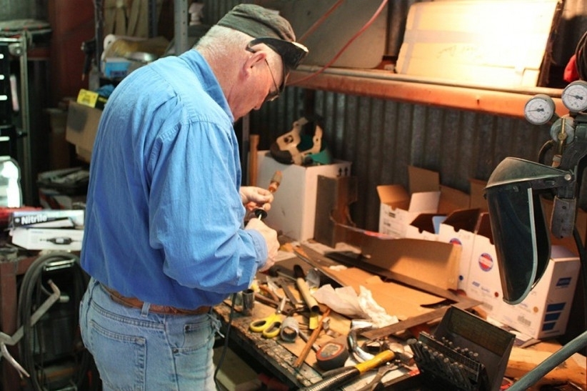 Мужчина делает миниатюрные копии автомобилей для своего музея