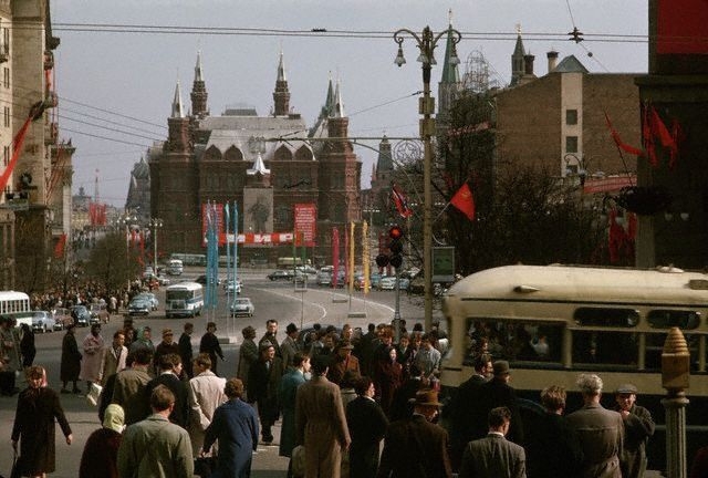 7 признаков, по которым иностранцы могли узнать советского человека