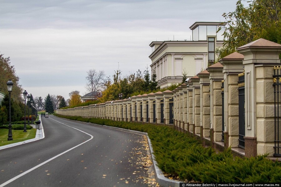 Призрак дома Януковича. Кому достался дворец?