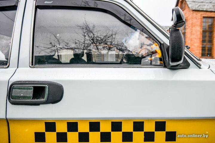Минский таксист уже больше 14 лет развозит людей на "Волге"