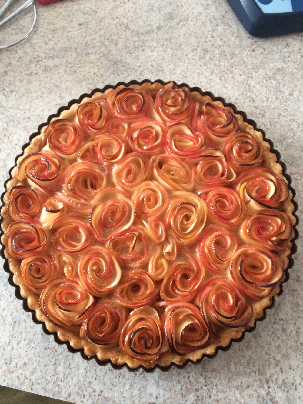 Торт с яблочными "розами"