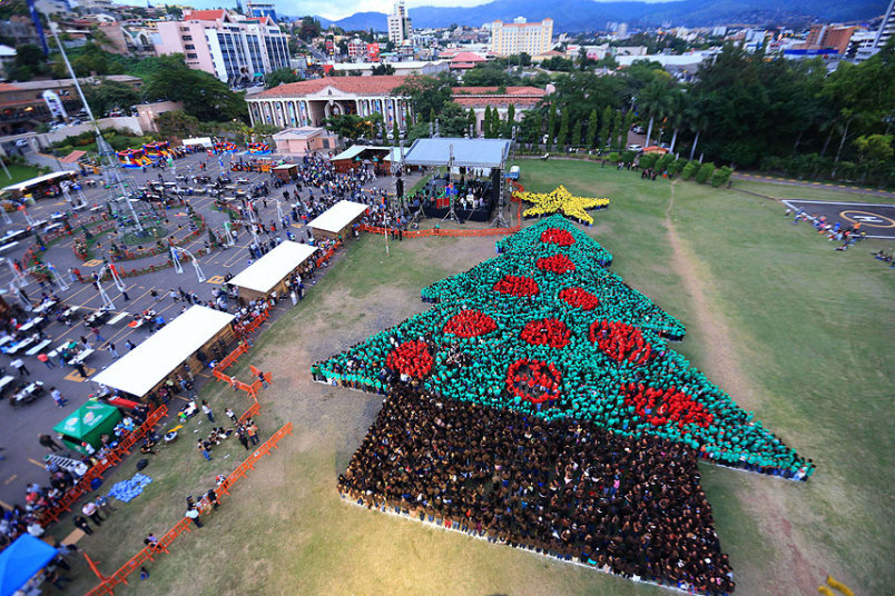 2945 человек сформировали самую большую ёлку на площади Демократии в Тегусигальпе, Гондурас