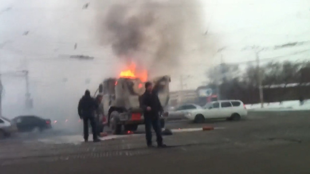 Пылающий бензовоз в самом центре дорожного движения 