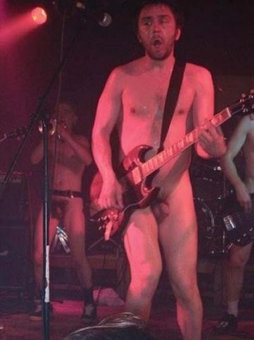 Кто выступает голым 