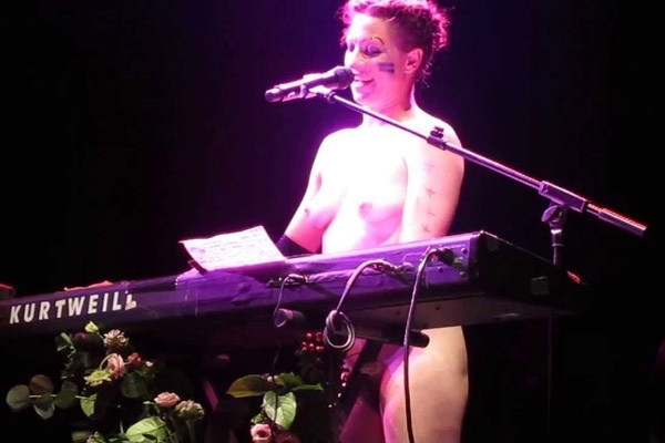 Кто выступает голым 