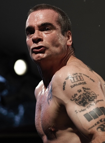 Кто выступает голым 