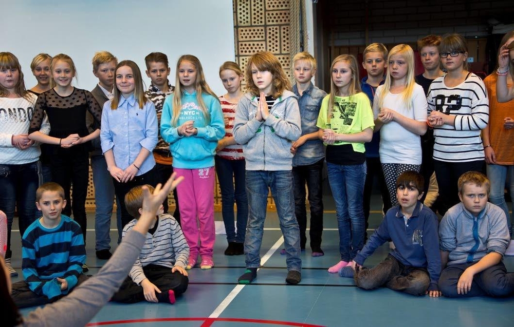 По инициативе учительницы шведский пятиклассник наденет платье 