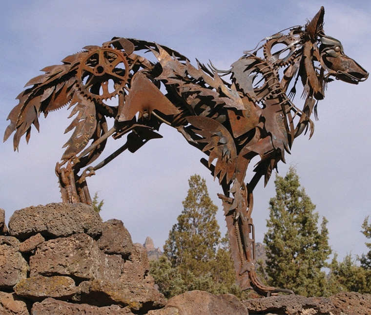 Скульптура волка из металлалома