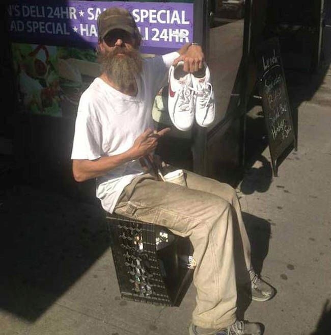 Раздает бездомным обувь